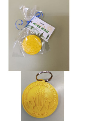 Elaboración de llaveros con la impresora 3D con motivo del día de la Mujer Rural